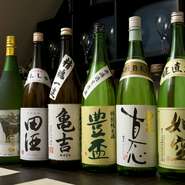 『じょっぱり』や『関の井』といった青森県産の日本酒が各種取り揃えられています。酒屋さんと特別な契約をしているそうで、試飲して美味しいもの厳選。酒屋さんがおすすめする季節限定酒なども味わえます。
