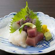 鯛は湯引きで松葉づくりに。青森県魚の平目や本鮪も用意されており、通年通して食べることができます。新鮮な魚ならではのプリプリとした食感がたまりません。