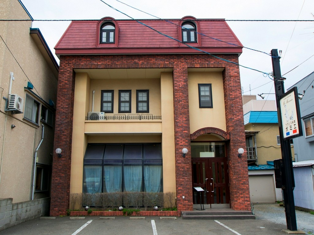 雰囲気の良い一戸建てのレストラン。ゆったりとくつろぎの時間を