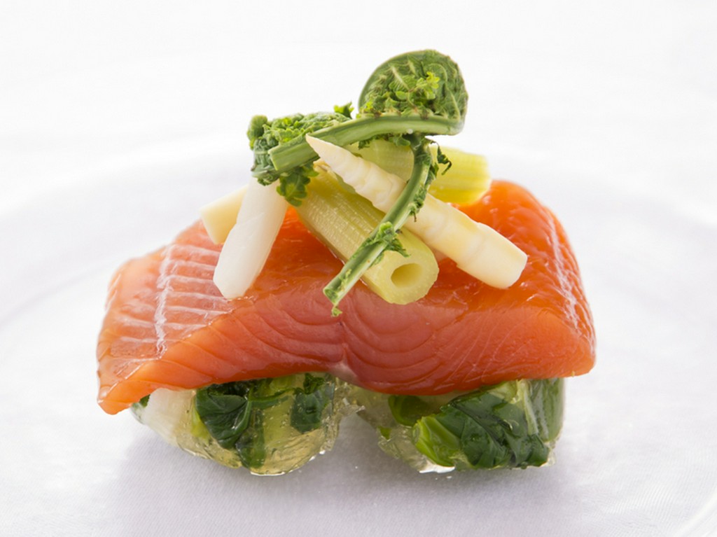 色合いも美しく、爽やかな味わいの『下北陸桜マスのコンフィ―　山菜のマリネ添え』