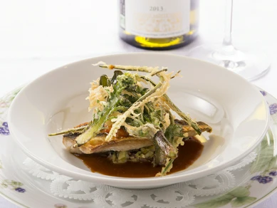 カリッと焼かれた皮目が香ばしい『県内産鮮魚ソテー　ブイヤベースソース』
