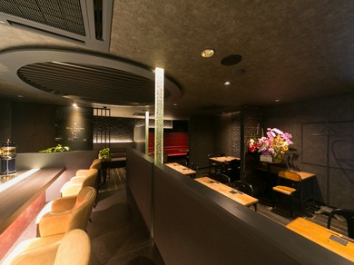 引き込まれるほど美しい照明が印象的な、大人の空間