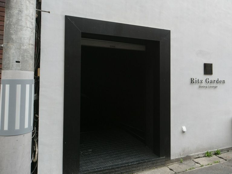 白い壁の外観が目印。おしゃれな佇まいで出迎えてくれる