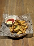 山形の県民食である里芋を『芋煮』ではなく、あえて『フライドポテト』に仕上げました。外はサクッと、中はねっとりした食感で後引く一品。
