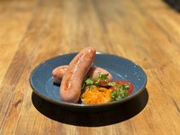米の娘豚のジューシーなフランクを2本。