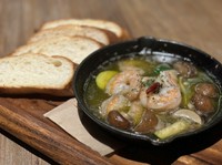 エビと舟形マッシュルームのアヒージョ