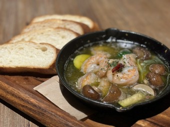 エビと舟形マッシュルームのアヒージョ