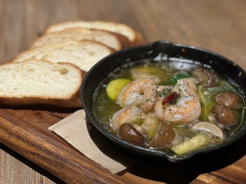 エビと舟形マッシュルームのアヒージョ