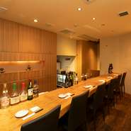 落ち着いた内装の店内で、シンプルながら旨みたっぷりの料理を堪能。ゆっくりとしたひとときを過ごせる極上空間です。店主が厳選したこだわりの日本酒や、種類豊富なカクテル、ビールなど愉しんでみてはいかが。