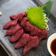 馬刺しの販売で知られる白鷹の馬刺し。癖のない柔らかで濃厚な赤身をビールと合わせてご堪能あれ。添えてあるしゃきしゃきワサビを馬肉で包み、だし醤油でいただくのがおすすめ。