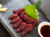 馬刺しの販売で知られる白鷹の馬刺し。癖のない柔らかで濃厚な赤身をビールと合わせてご堪能あれ。添えてあるしゃきしゃきワサビを馬肉で包み、だし醤油でいただくのがおすすめ。