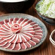 山形県産のネギをふんだんに使用し、合鴨と鰹昆布だしでシンプルにいただく鉄板の鴨鍋。年間を通して入手可能な合鴨は味のバランスがよく、より多くのお客様に食していただきたい逸品です。※値段は1人前です