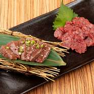 当店の看板メニューのひとつ。山形県白鷹産の「馬刺し」と「馬レバ刺し」です。馬レバーはしっかりと工場で加工された生食用のものであり、安心して食せます。噛めばかむほど、溢れ出すおいしさをご堪能あれ。