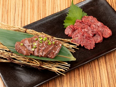 2種類のおいしさを食べ比べできる『馬刺しとレバ刺しの2種盛り』