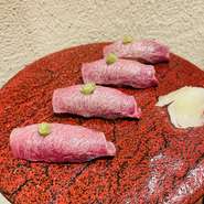 白鷹産の馬刺しを使った逸品。酢飯ではなく、ごま油と塩を使ったシャリがポイントで、馬刺しのおいしさを最大限に引き出しています。濃厚な味わいで、ついついお酒が進みます。