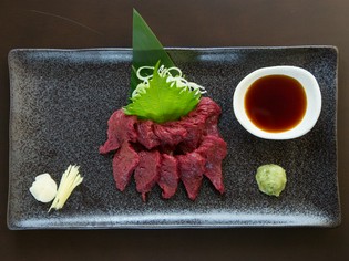 「白鷹産 馬刺し」をはじめ、産地にこだわった食材を使用