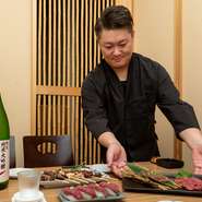 日本酒を楽しんでいただけるお店を目指しています。酸化を防ぐために空気を抜いて保管するなど、杜氏の方が苦労してつくったお酒を、ベストな状態でお客様に提供する事も、おもてなしの流儀のひとつです。
