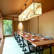 レストラン「京 翠嵐」の一角にある個室「松月」。
日本庭園と嵐山を眺めるプライベート空間です。大切なご会食やお顔合わせ、十三参りなど様々な用途にご活用ください。
