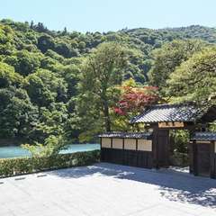 嵐山の絶景と日本庭園の美景に抱かれて佇む