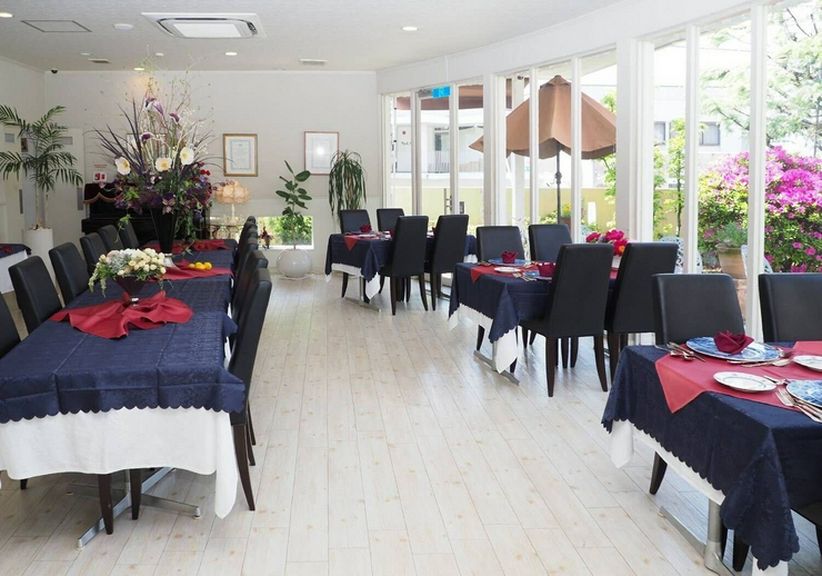 明るくスタイリッシュなサンルームが魅力的