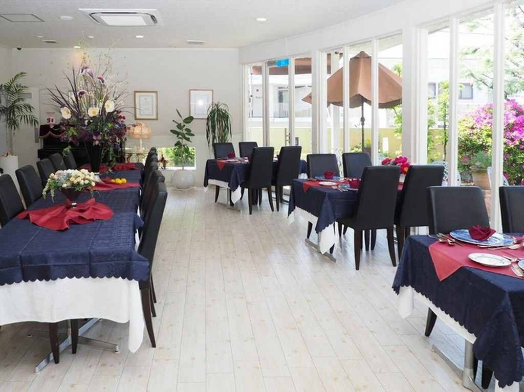 明るくスタイリッシュなサンルームが魅力的