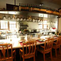 料理人との会話を楽しみながら、大人の時間を愉しめるカウンター