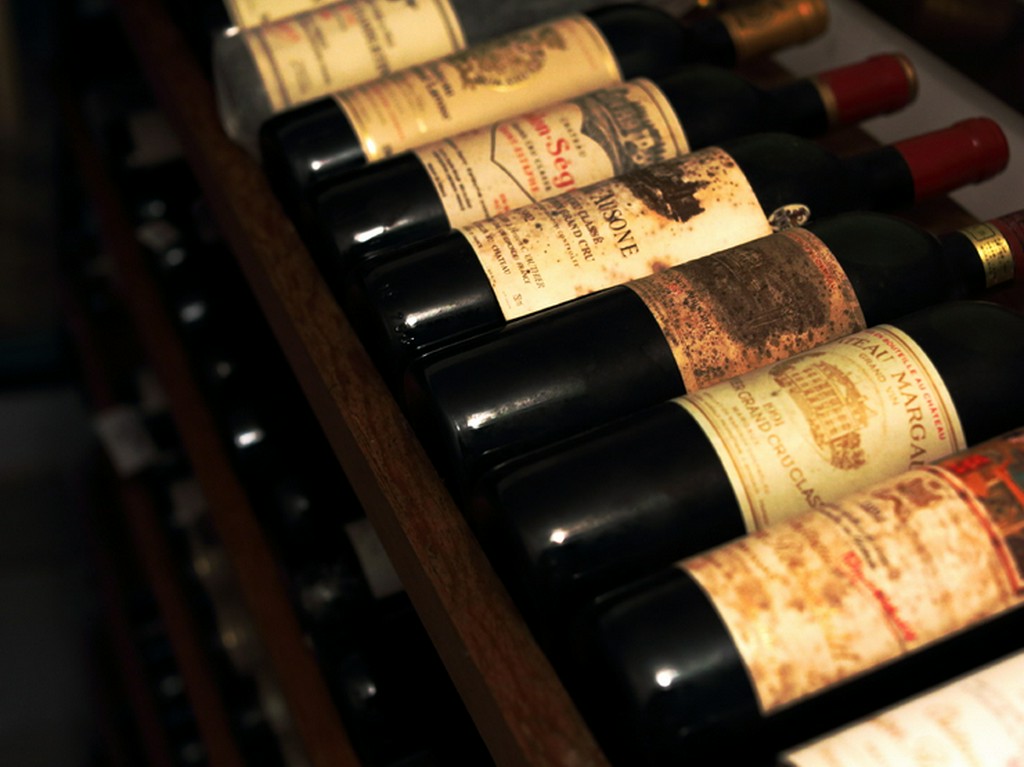 フランス産を中心に、種類豊富なワインがズラリと約150本