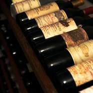 フランス産を中心に、種類豊富なワインがズラリと約150本