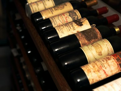 フランス産を中心に、種類豊富なワインがズラリと約150本