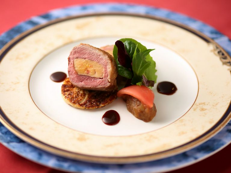 鴨とフォアグラの旨みを凝縮した『仔ガモのファルス ジャガイモのガレット添え フルーツビネガー風味』