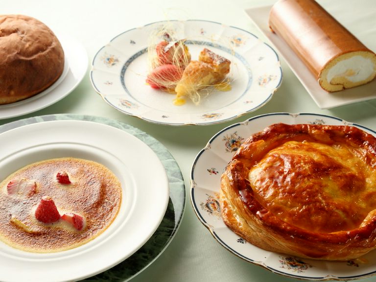 開店当初からの人気メニュー。お店伝統の味『アップルパイ』(写真右)