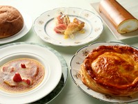 開店当初からの人気メニュー。お店伝統の味『アップルパイ』(写真右)