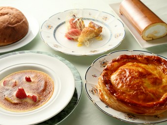 開店当初からの人気メニュー。お店伝統の味『アップルパイ』（写真右）