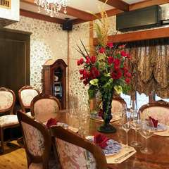 大きな窓から季節の移ろいを楽しむことができる明るい店内