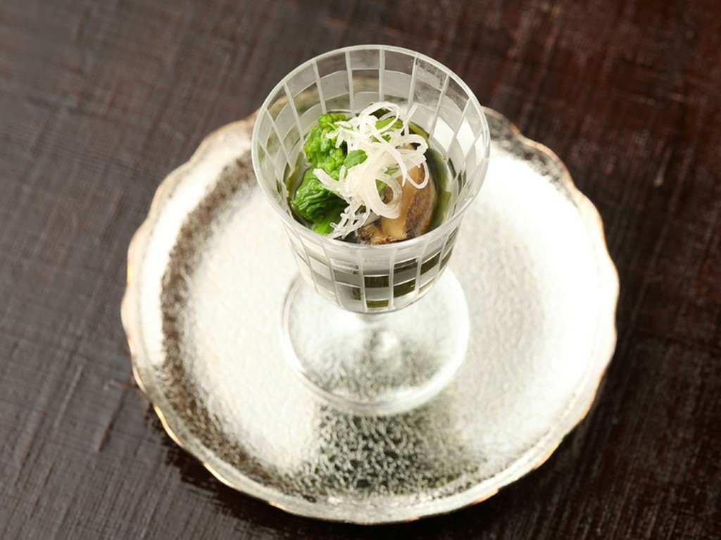 洗練された粋な料理を囲んで、しっとりと会話を楽しむ女性の集い