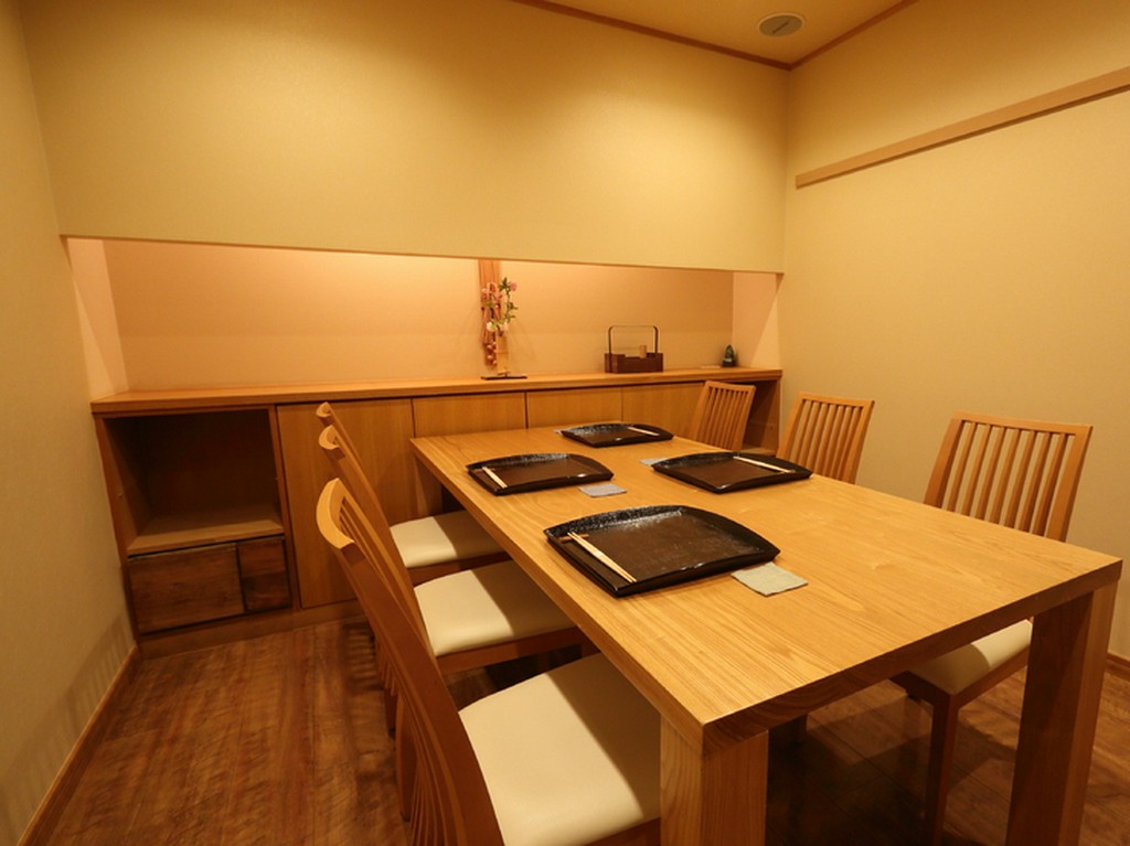 接待や結納など、改まった会食の席としてもふさわしい和の個室