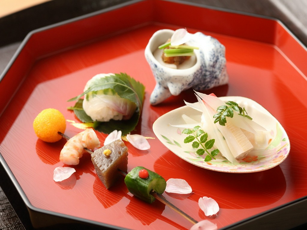 魚も野菜も地元産が中心。旬の食材が、彩り豊かな料理へ変身