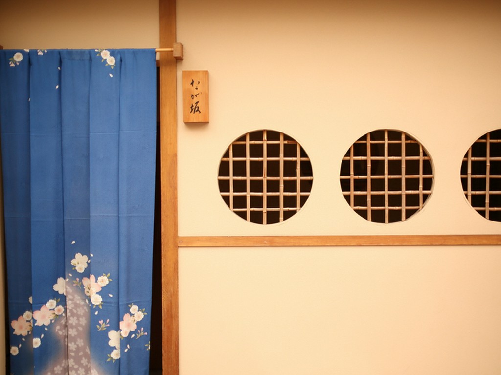 三宮駅から徒歩3分。鮮やかな水色の暖簾が目印