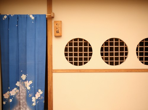 三宮駅から徒歩3分。鮮やかな水色の暖簾が目印