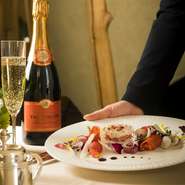 地元食材を使った、ホテルレストランならではの上質の料理を提供してくれるのも特徴。料理長はじめ、ブーランジェ（パン職人）、パティシエらプロの力を結集した、上質のおいしさを味わえます。