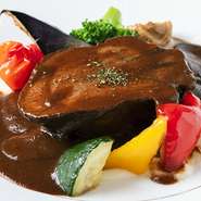 贅沢にもタン元だけを使用し、十勝の赤ワインで4～5時間じっくり煮込みました。
お肉の柔らかさとソースの旨味が凝縮した自慢の一品