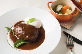 ホテル特製煮込みハンバーグ（200g）温泉玉子を添えて　セット