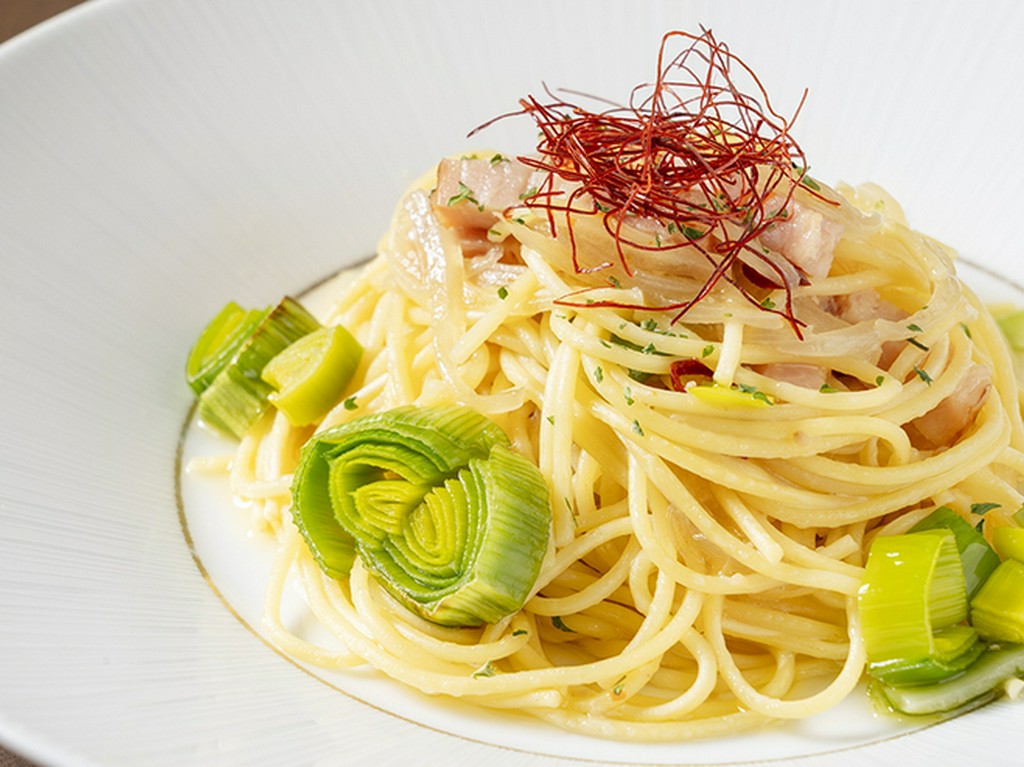 スモークサーモンのスパゲティ　レモン風味のクリームソース