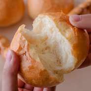 毎朝、手間暇をかけて焼き上げるパンは、表面は「パリパリ」、中は「しっとりもちもち」に。噛むほどに広がる十勝産小麦の旨みをお楽しみください。