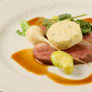 一皿ごとの完成度に加え、コース構成の緩急も絶妙。前菜からデザート・小菓子まで、驚きと喜びに満ちるおいしさを堪能できます。大人世代のゲストも多いので、フレンチデートに加え、ご夫妻での食事にもぴったり。