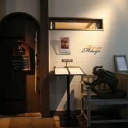 駅近の好立地ながら、隠れ家感が高い店。落ち着いた雰囲気の店内には、テーブル席とカウンター席をゆったり配置。調理のライブ感を楽しめるカウンター席は一人客も多め。旭川での一人旅グルメにも頼りになります！