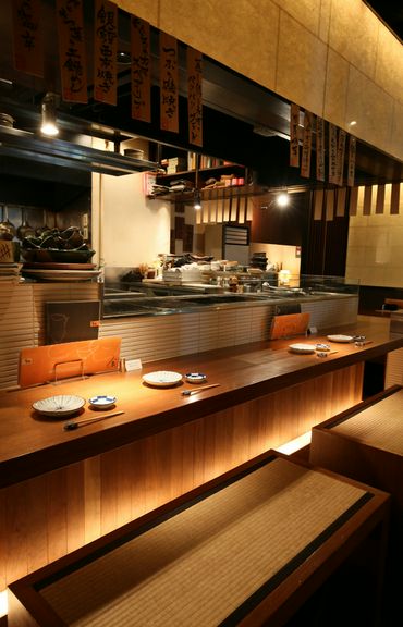 ジャズの音色と心地いい灯りで、高級感の感じられる店内