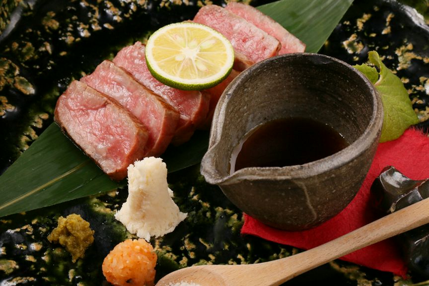 自ら見て買い付ける上質な器、オレンジを基調としたシックな内装