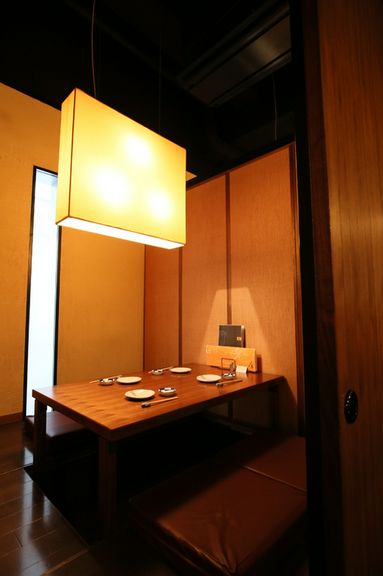 寛げる掘りごたつの個室が4部屋、大人数ならつなげることも可能