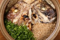 鯛と鰹の出汁がよく出ている、店の名物料理『町家の鯛めし』　3～4人前